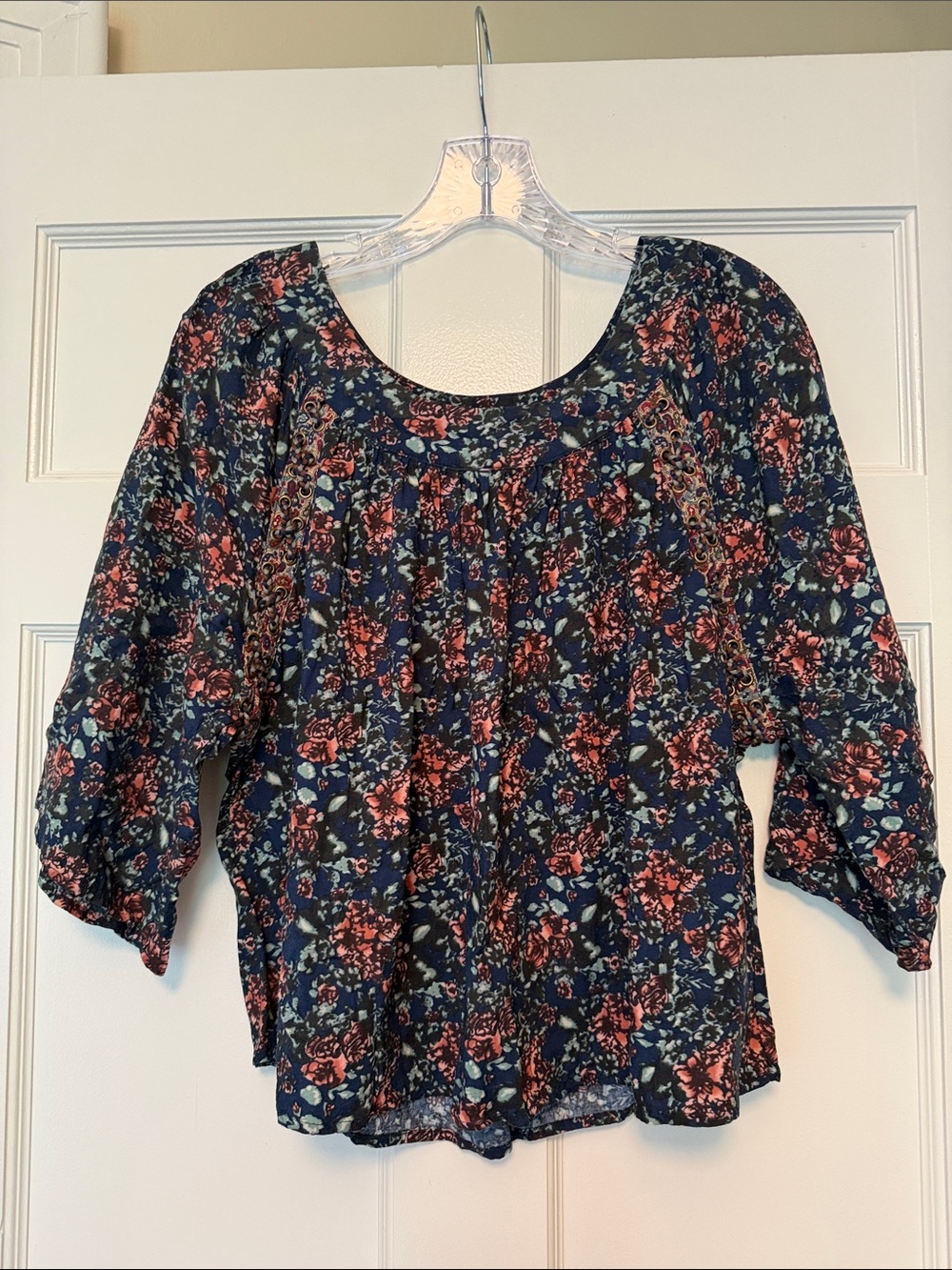 Gimmicks by BKE Navy Floral Scoop Neck Blouse